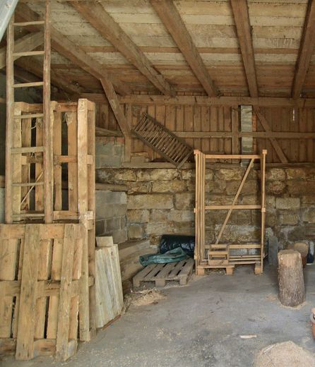 Charmantes EFH im Ensemble mit Altbau, Scheune, Wiese – Scheune, innen Sandstein/ Holz