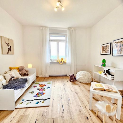 Über Frankfurts Dächern: 4-Zimmer-ETW mit Skylineblick, Balkon & Einbauküche – provisionsfrei – Foto 2