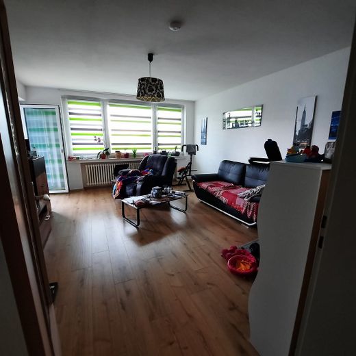 Hermoso y tranquilo piso de 3 habitaciones con balcón en Afferde – Wohnzimmer