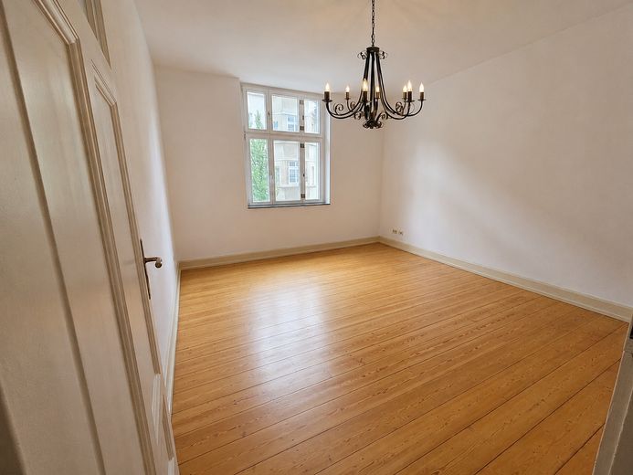 Exklusiver Altbaucharme – Erstbezug nach Sanierung – Zimmer (Boden saniert)