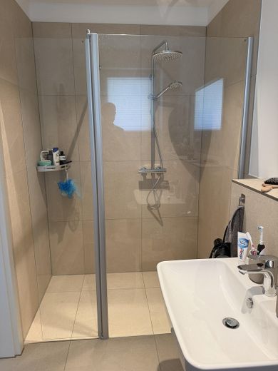 Zentrale 2-Zimmer OG-Wohnung im Grünen (mit Wärmepumpe) Immelmannstr./In der Ahe – Duschbereich