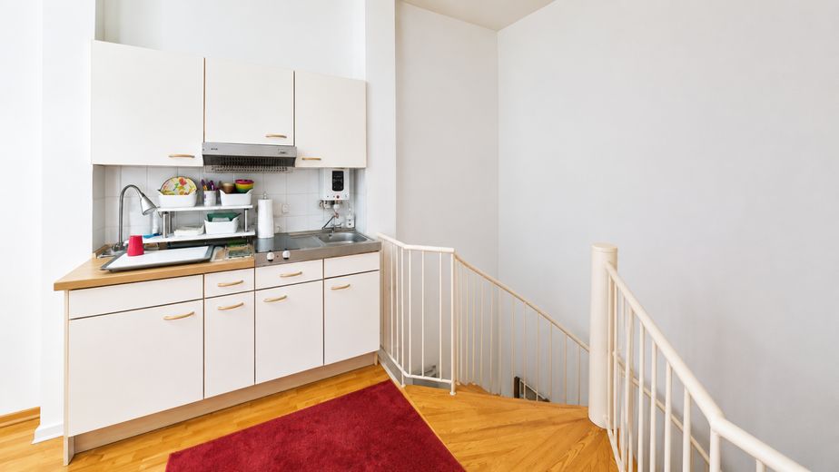 Loftartige Gewerbe-/Wohneinheit mit Schaufenster &amp; Keller - barrierefrei, ruhig &amp; citynah bei Berlin – Buerokueche und Treppe in den Keller