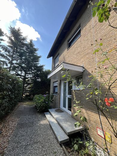 Einfamilienreihenendhaus in ruhiger Lage – Eingangstür, Zugang zum Garten