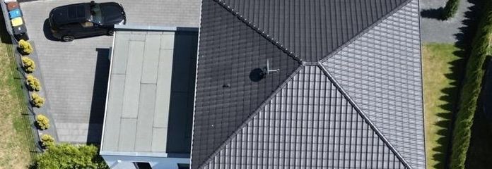 !SAHİBİNDEN SATILIK! Çift garajlı ve ısıtmalı havuzlu, son derece bakımlı 6 odalı şehir villası – Grundstück von oben
