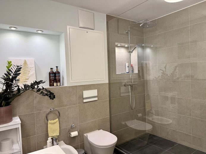 Balkonlu, asansörlü, manzaralı ve üst düzey donanımlı modern 3 odalı daire – Badezimmer