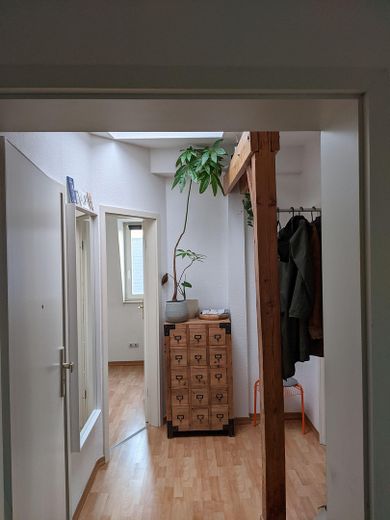 Stilvolle Altbau-Dachgeschoss 2-Zimmerwohnung mit Weitblick – Flur mit Dachfenster
