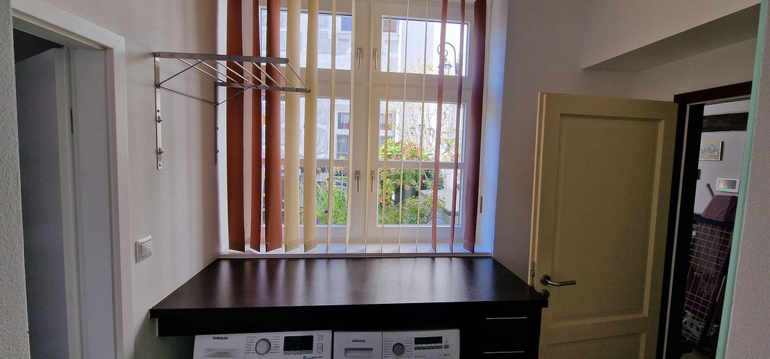 Blick Waschraum auf Terrasse