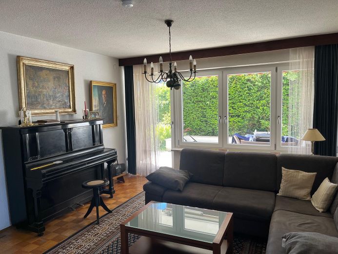 Casa unifamiliare dalla distribuzione perfetta, molto luminosa, con ampio giardino – Wohnzimmer