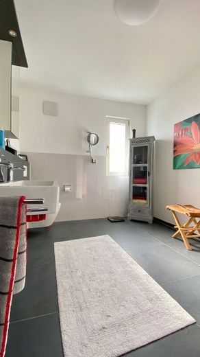 Bestens ausgestattete Maisonette-Wohnung (ca. 185 m², mit Einbauküche) in ruhiger Citylage von Bühl! – Dusch-Bad / 1. OG