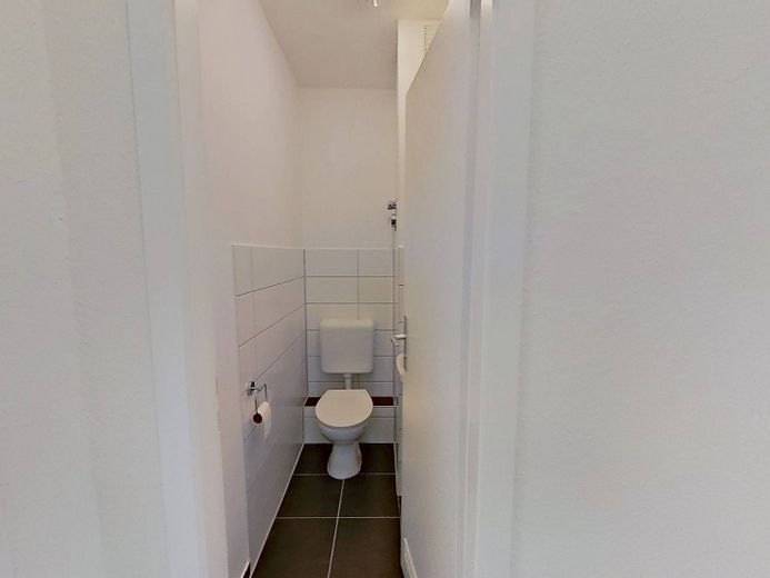 Große 3-Zi.-Whg. mit BALKON, EBK und viel Lichteinfall – Gäste-WC
