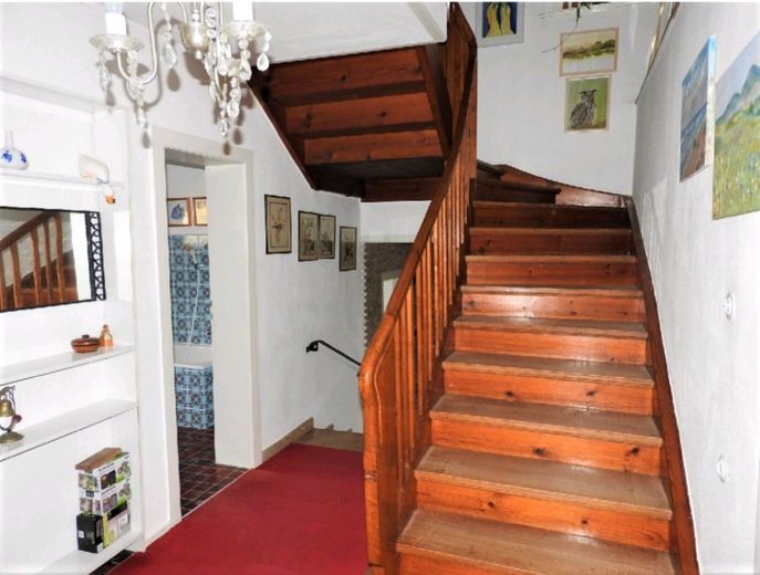 Einfamilienhaus mit großem Garten in Heldburg – Diele mit Holztreppe