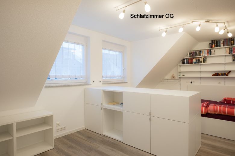 Neuwertige, großzügig geschnittene Doppelhaushälfte (BJ2018) – Schlafzimmer OG