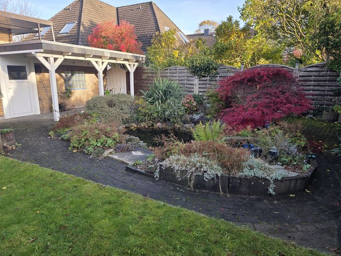 der idyllischer Gartenteich