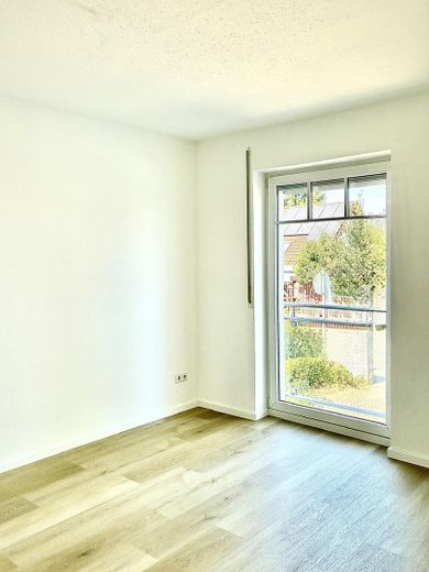 Neu renovierte EG-Wohnung mit Garten, Terrasse und Stellplatz in Neu-Anspach – Schlafzimmer