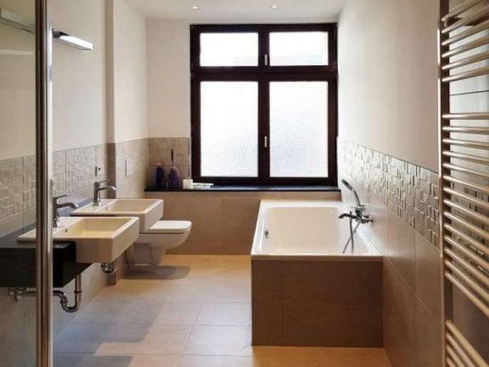 Stilvolle 4-Zimmer-Wohnung mit Badewanne, Dusche und Süd-Balkon in denkmalgeschütztem Altbau – Foto 1