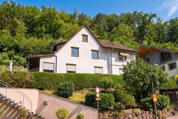 Bahçeli, 2 konut birimli ve carportlu geniş iki ailelik ev - Birden fazla nesil için mükemmel