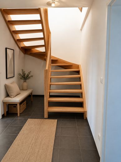 Attraktive 3-Zimmer-Maisonette mit Balkon und Schlossblick in zentraler Lage von Schwerin – Treppe