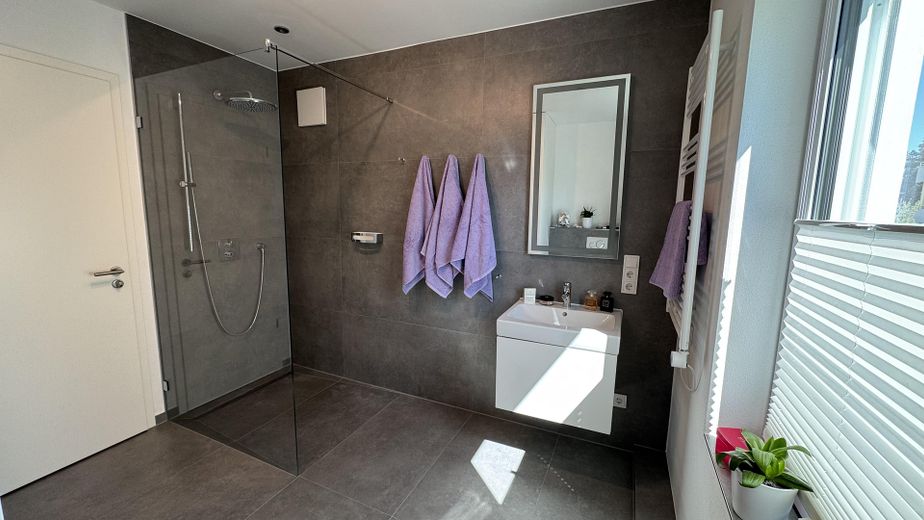 NEUWERTIGE VILLENWOHNUNG | SÜD/WEST | 2 BALKONE | GRÜNBLICK | EBK + MAẞ-EINBAUTEN + SMART HOME – Badezimmer