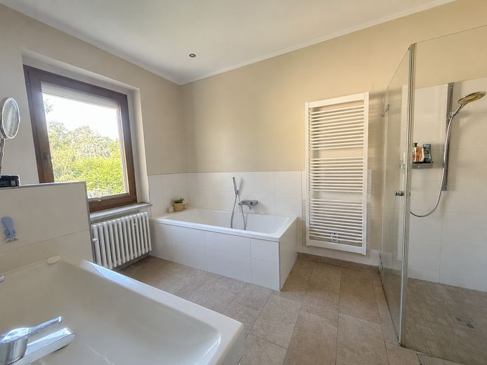 Geniş bir arsada, masalsı tek başına konumda, cazibeli tarihi şehir villası – Badezimmer OG