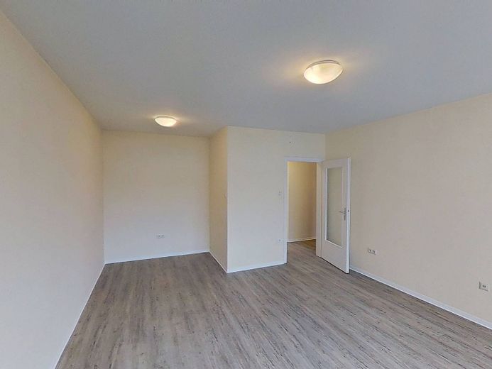 SPARAKTION: Komfortable 3-Zimmer-Wohnung mit überdachtem BALKON und Tageslichtbad mit Dusche und Badewanne – Ansicht III: Wohn- und Esszim…