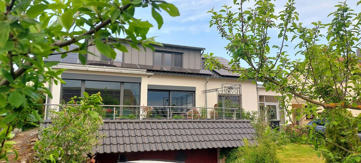 Lichtdurchflutetes Zweifamilienwohnhaus, komplett saniert 2021 in ruhiger Lage von Herrenberg – Foto 1