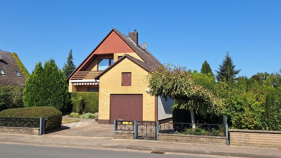 एकल-परिवार का घर – Auffahrt mit Garage