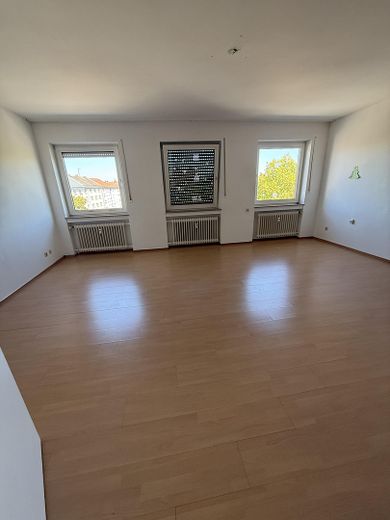 3-room apartment on the 4th floor with elevator – with room for your own ideas in a central location in Nuremberg – Zimmer 1