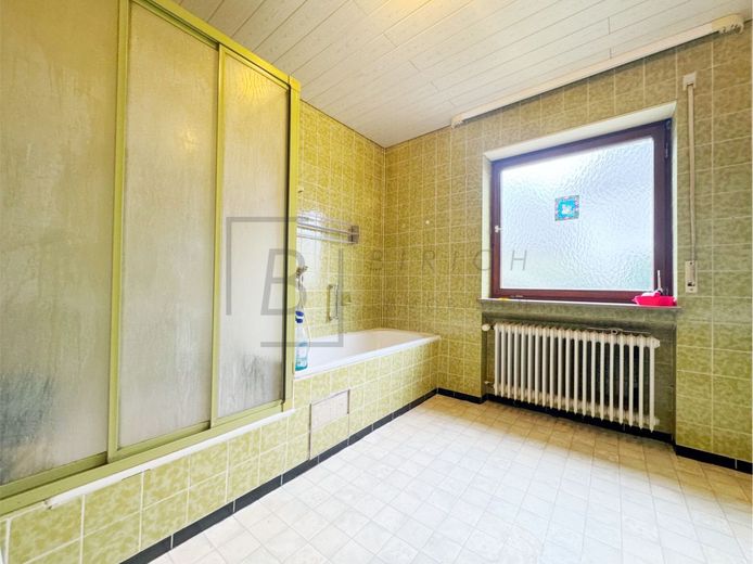 Großzügige 4-Zimmer-EG-Wohnung mit Balkon, Garage und attraktivem Entwicklungspotenzial – Bad