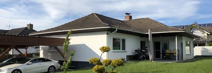Bungalow completamente seminterrato, soffitta utilizzabile e posto auto coperto a Herbolzheim-Broggingen, molte possibilità – Hausansicht vom Garten
