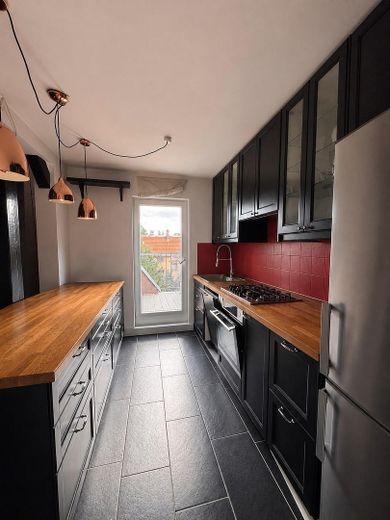 hell & möbliert: 2-Zimmer-Wohnung mit Balkon · 69 m² · befristet – Kitchen pov to balcony