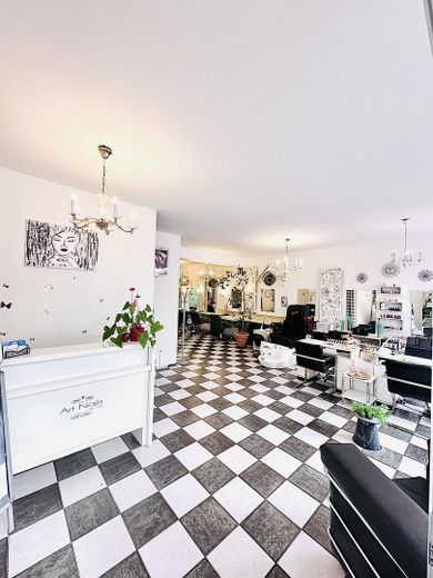 Ladenlokal in Karlsruhe Mühlburg (nähe Entenfang) zu vermieten – Blick vom Eingang in den Laden