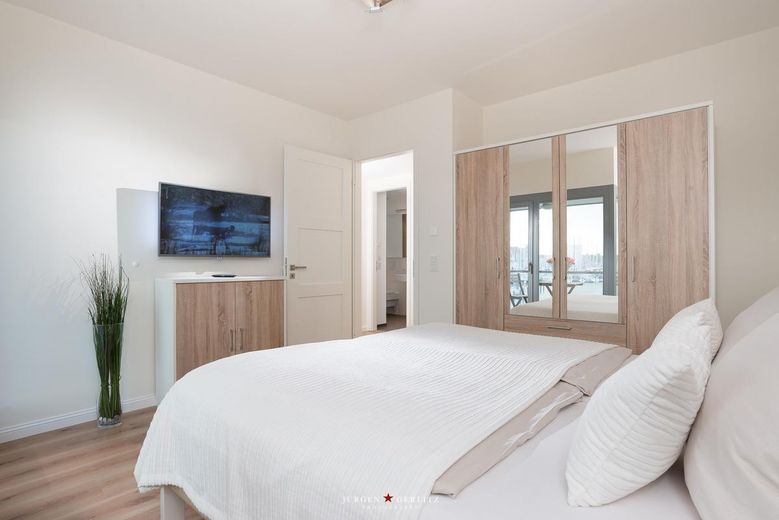 Schlafzimmer links