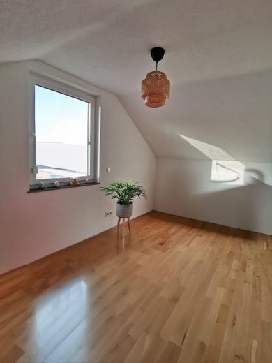 Moderna casa a schiera d’angolo con impianto fotovoltaico, pompa di calore e smart home a Flein – Photo 13