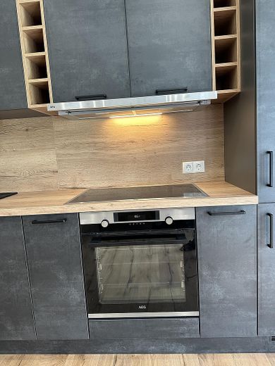 Appartamento al piano terra di 5 locali, cucina componibile, parquet, terrazza e giardino – Moderne Einbauküche