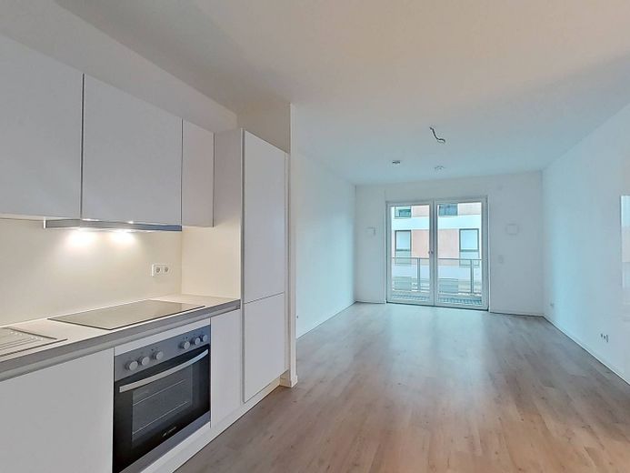 Moderno appartamento con 2 locali, cucina componibile e balcone a Schönefeld! – Muster I: Wohn-Essbereich