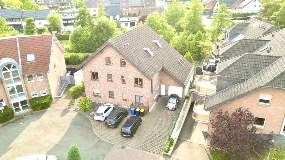Bezugsbereit: 4-Zimmer Eigentumswohnung mit Balkon in ruhiger Lage in Keldenich – Luftaufnahme von vorne