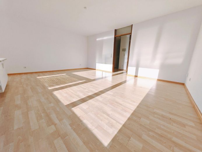 bezugsfreie und helle 3-Zi. Penthouse Wohnung in Schelmenholz – Wohnzimmer 
