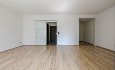 Blick auf Garderobe und Küche