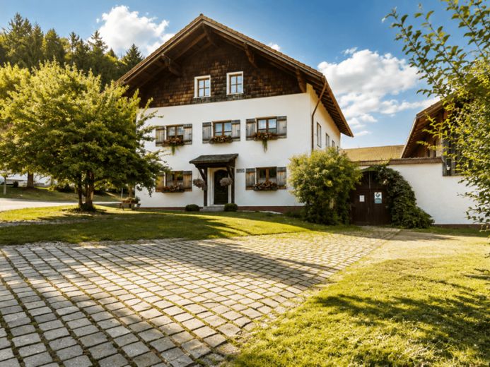 Bilderbuch-Vierseithof mit 7 Ferienwohnungen, Pferdestallung und großen Nebengebäuden im Bayer. Wald – Foto 1