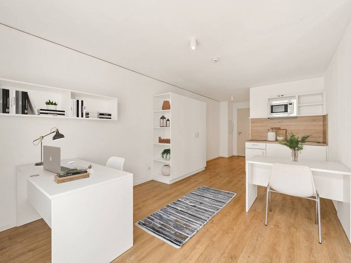 Appartamento monolocale arredato a Colonia – Wohn- und Schlafbereich