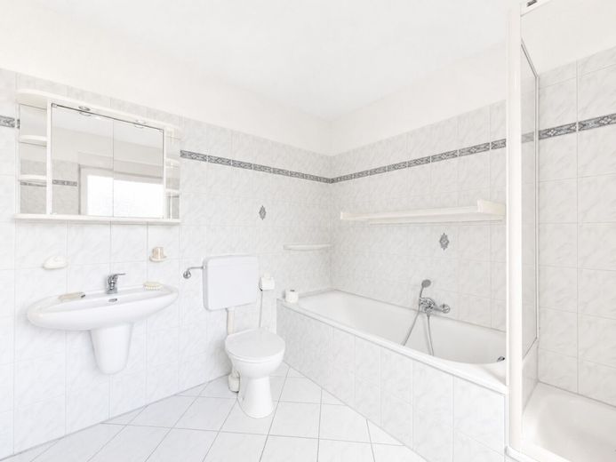 Viel Platz für Ihre Familie - Haus mit wunderschönem
Garten &amp; Einliegerwohnung – Badezimmer mit zeitlosem Komfort