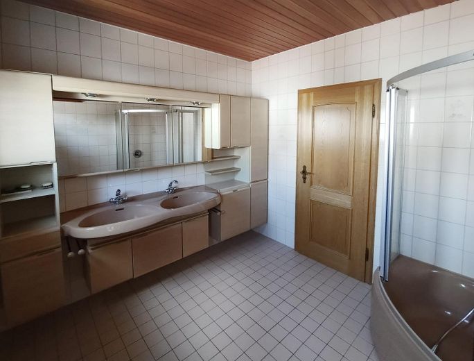 Helle, renovierte 4-Zimmer-Wohnung (1.OG) mit Küche und Süd-Balkon in ruhiger Lage in Kleinostheim – Badezimmer