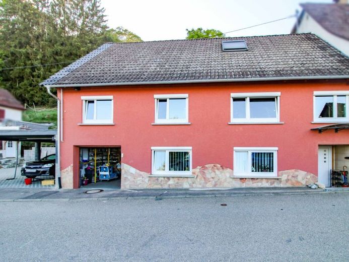 Twój nowy dom: odnowiona połowa bliźniaka z garażem, wiatą garażową i budynkiem gospodarczym w Aulfingen – Zdjęcie 1