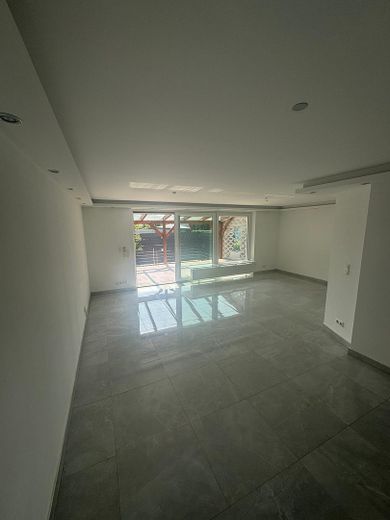 1-3 Familienhaus mit traumhaftem Garten und Pool – Foto 10