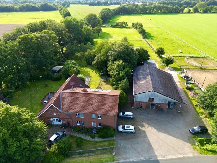 Resthof in echter Alleinlage: Modernisiert | 29.000 m² | 
Einliegerwohnung | Pferdehaltung | Pool – Grundstück reicht bis zur hinteren Baumreihe