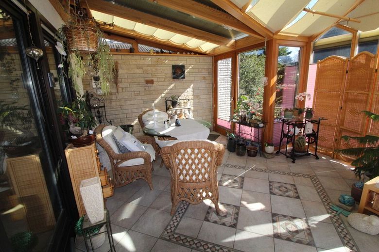 Individuelles, ruhiges Einfamilienhaus mit Einliegerwohnung, Wintergarten, Kamin, Vollkeller&amp; Garage – 3 - traumhafter Wintergarten mit Blick in den Garten