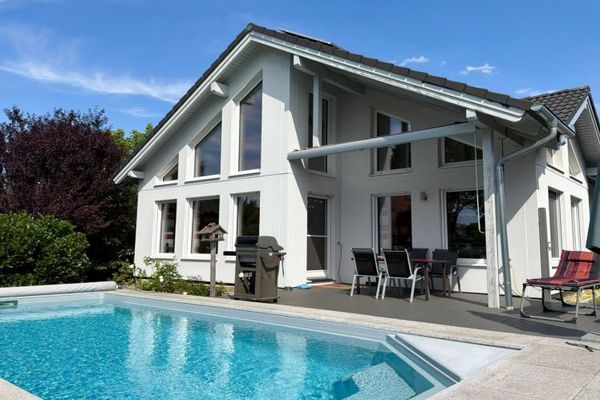 Exklusiver Bungalow mit Pool, Sauna, FBH, PV & Klima im Neubauviertel mit bester Energieklasse A+