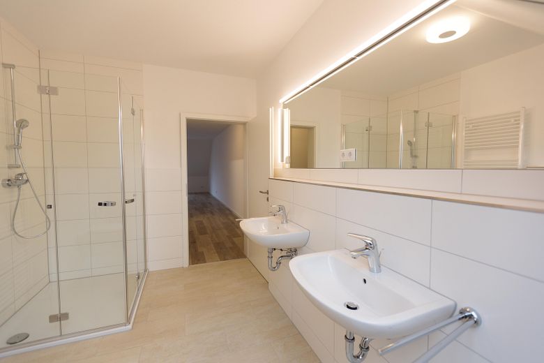 Exklusive 3-Zimmer-Wohnung in Bad Vilbel (2016), 105 m², Balkon, 2 TG-Plätze mit Wallbox – Duschbad mit gr.Spiegel
