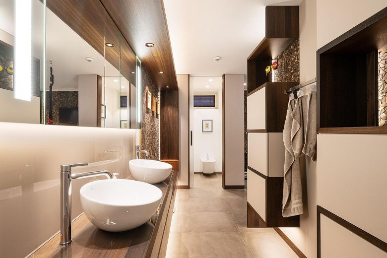 Unikat in Grünwald - Lichtdurchflutete moderne Split-Level-Villa - von privat - ohne Makler! – Masterbad
