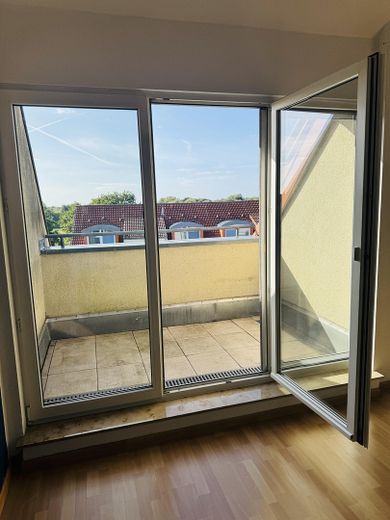 Moderno appartamento monolocale con balcone, cucina componibile e accesso senza gradini – Foto 9